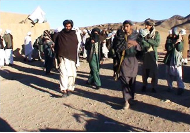 درگیری‌ طالبان در شیندند غیرنظامیان را وادار به ترک خانه‌هایشان کرده است